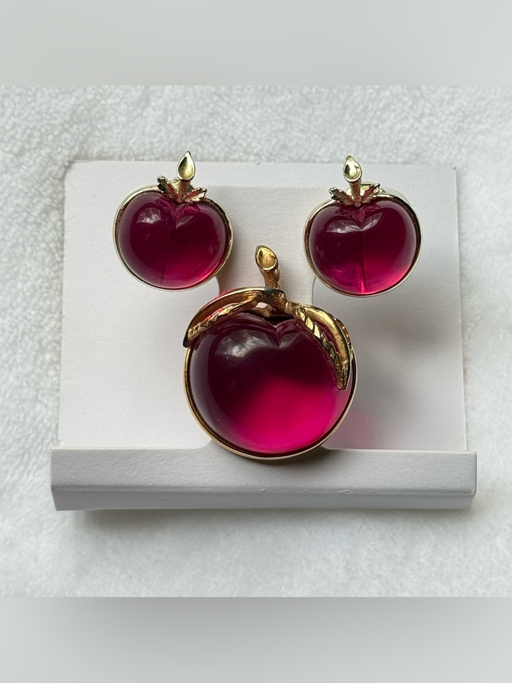 Vintage Sarah Coventry Magenta Jelly Belly Lucite Apple Brooch Earrings Set